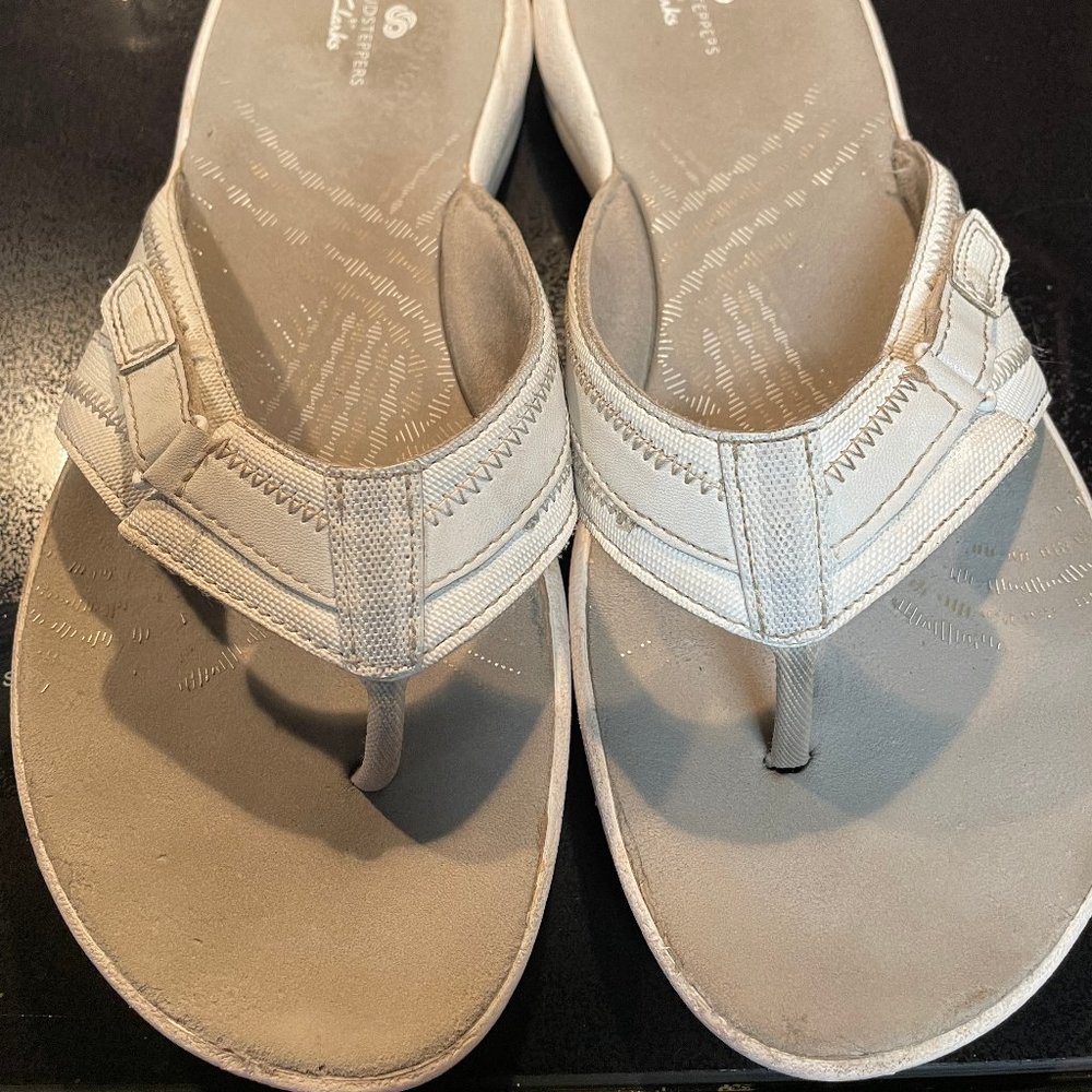 Clarks white Cloud Steppers flip flops 10